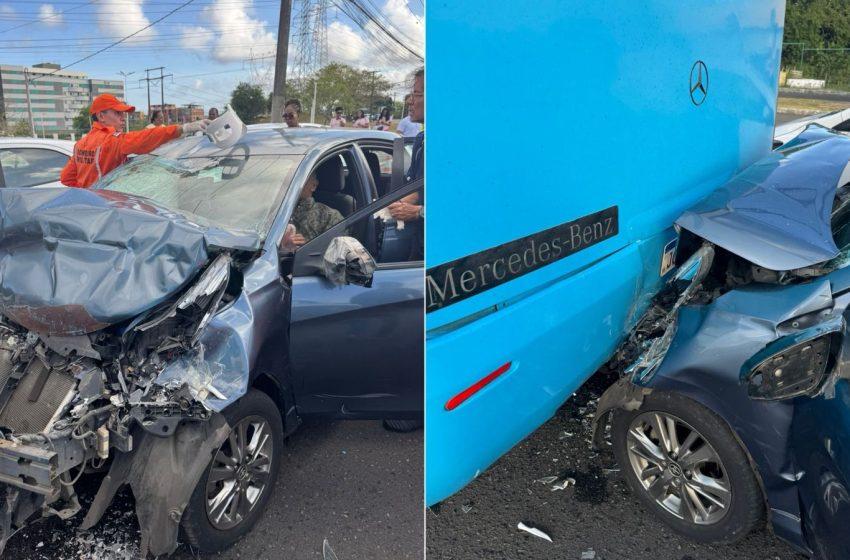 Carro em alta velocidade atropela corredor e colide com ônibus no CAB, em Salvador