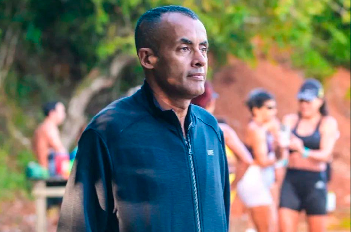Treinador Renato Maia acompanhando seus corredores