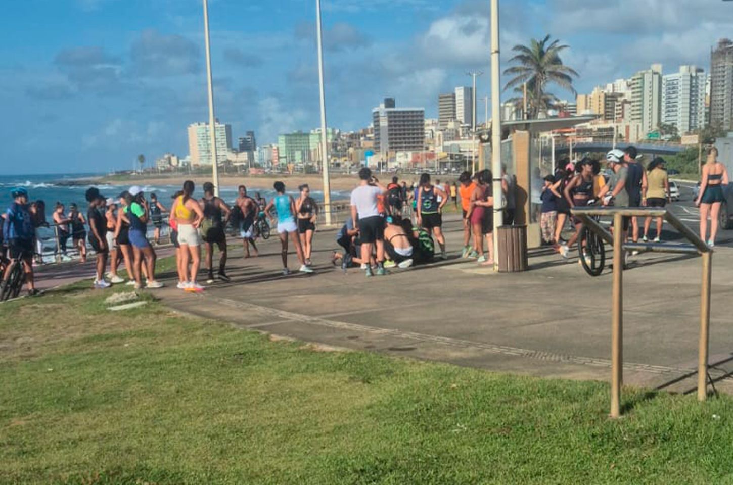 Corredora passa mal e morre na orla de Salvador; ausência de atendimento do SAMU gera revolta