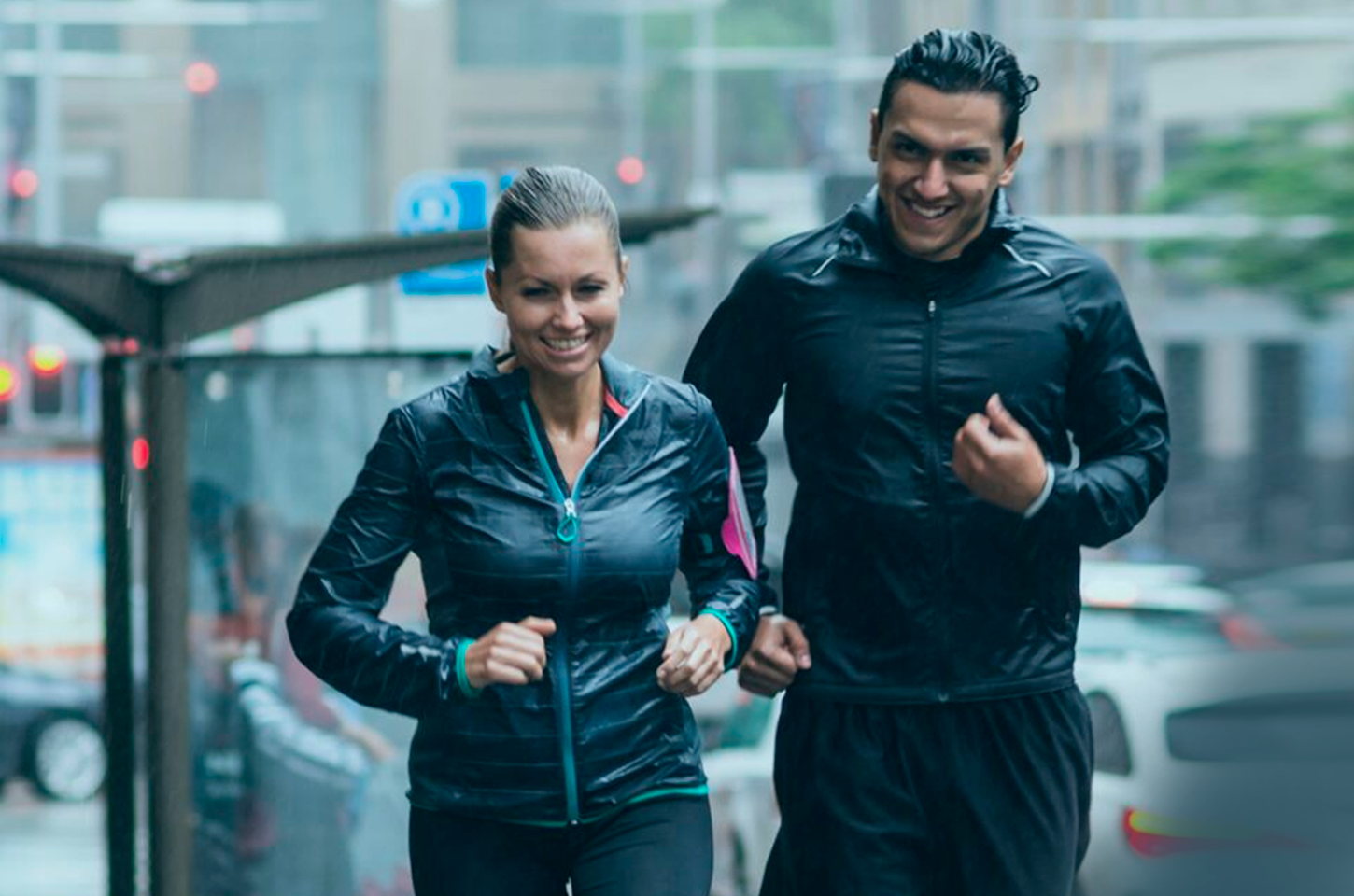 Correr na chuva: cuidados e benefícios para quem não para nem com o tempo fechado