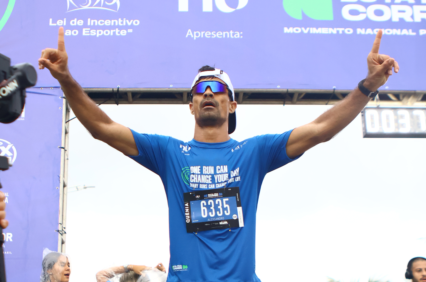 Vencedor dos 10 km da Bota pra Correr cruza a linha de chegada e segue correndo para o trabalho