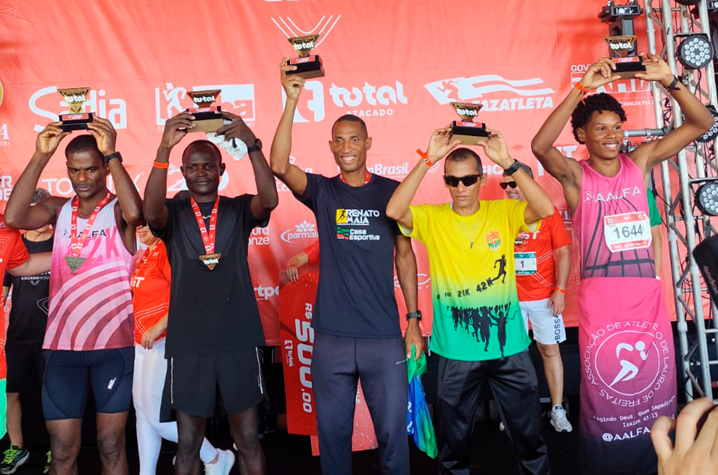 André Santos comemora mais um troféu