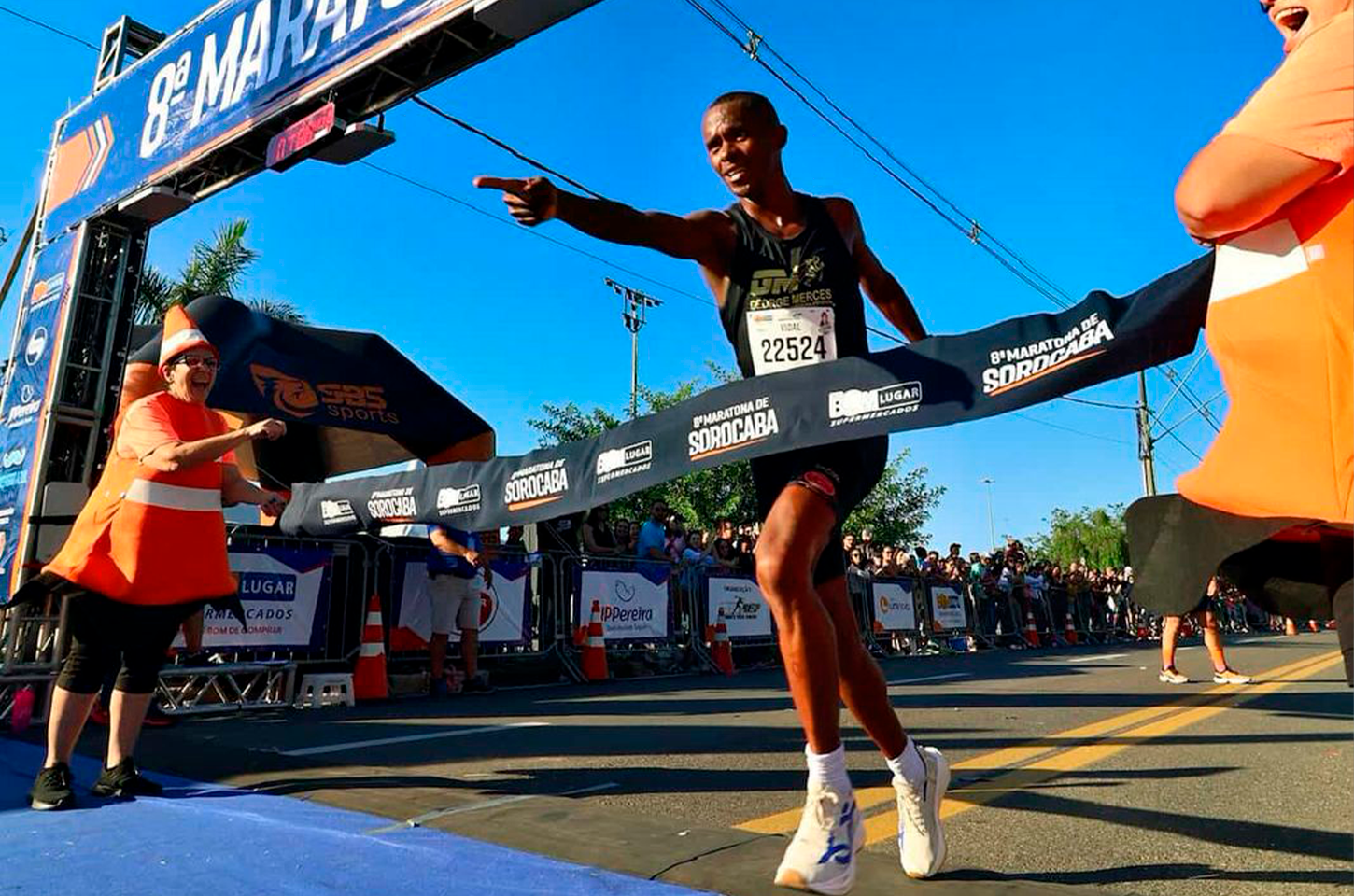 Lucas Vidal cruzando a linha de chegada