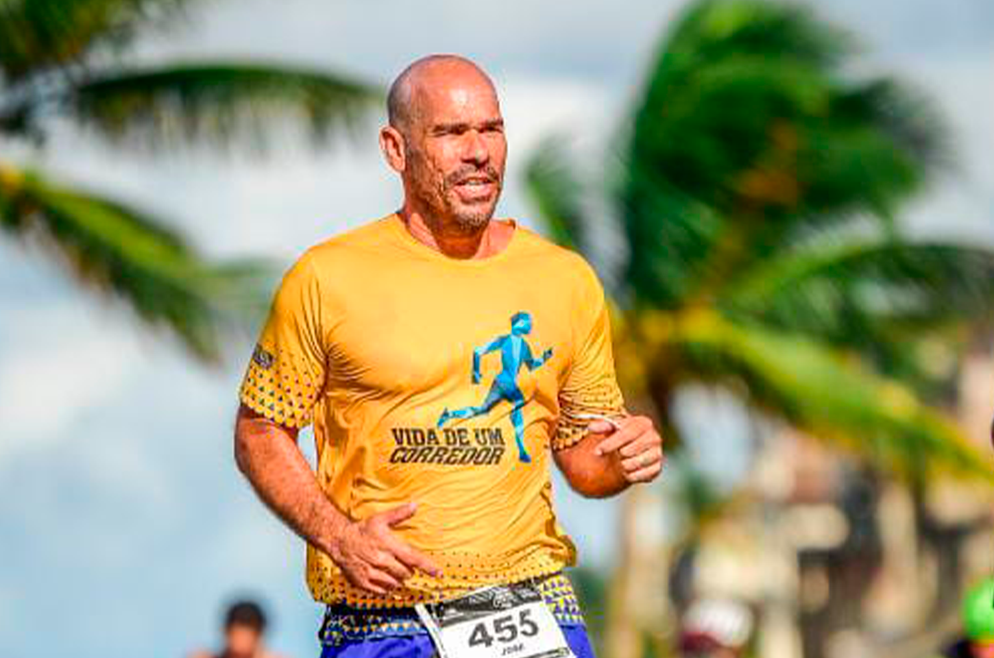 Conheça o ultramaratonista Fábio Cordeiro, que desafia os 100 km sem tênis