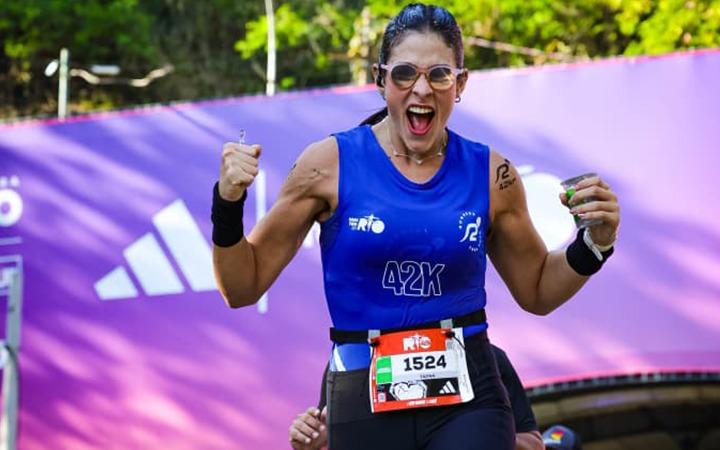 Perdeu 70 kg, venceu o lipedema e completou uma maratona: a inspiradora história de superação de Tayná Paz